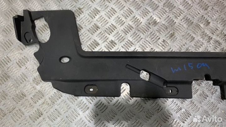 Накладка замка капота Toyota Auris