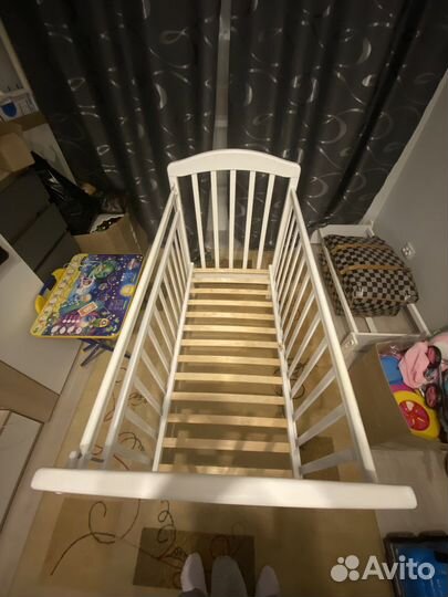 Детская кроватка с маятником