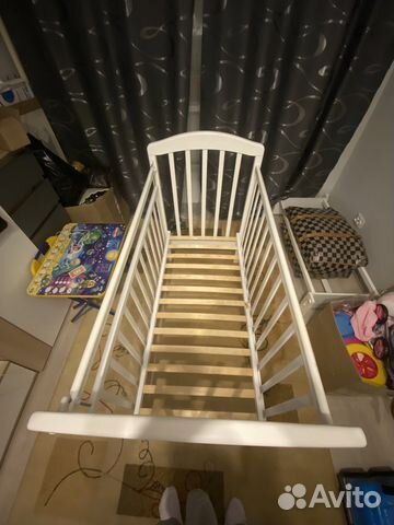 Детская кроватка с маятником