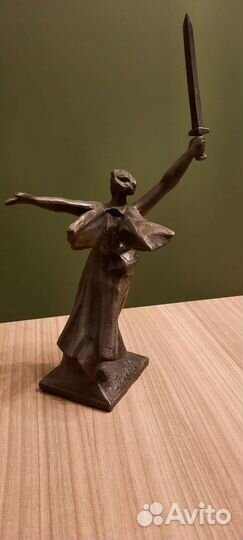 Статуэтка Родина Мать зовёт