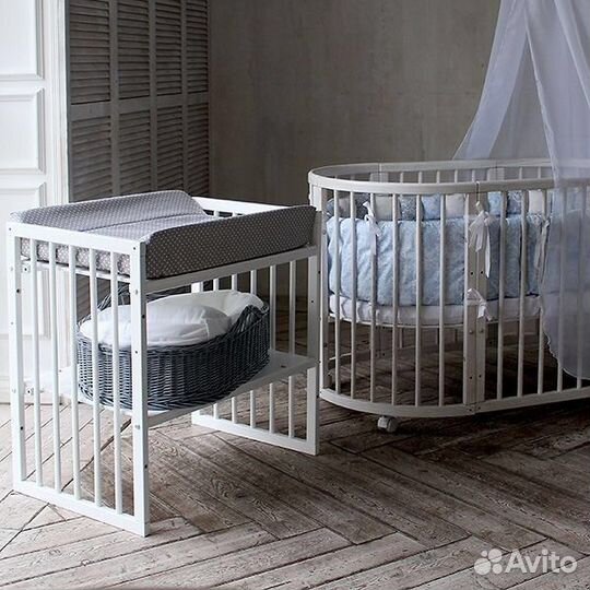 Детская кроватка с пеленальным столиком