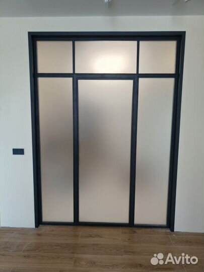 Лофт перегородка с распашной дверью