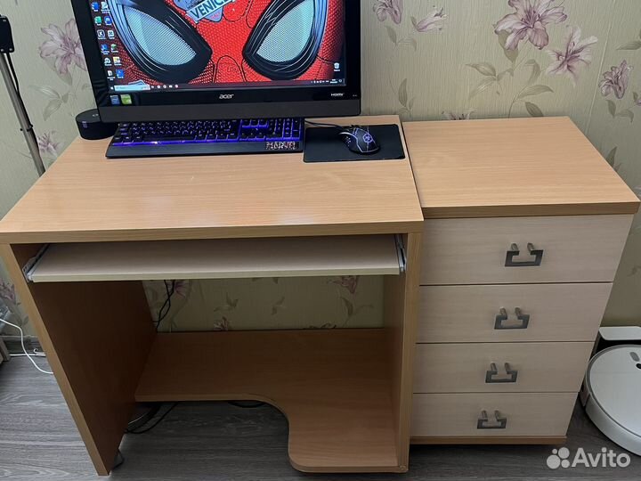 Письменный стол с тумбой