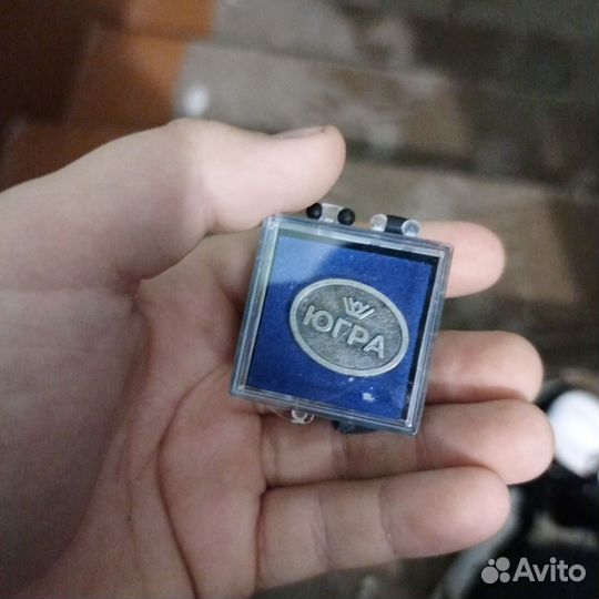 Продам значок югра