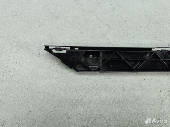 Крепление бампера переднее правое Toyota Corolla