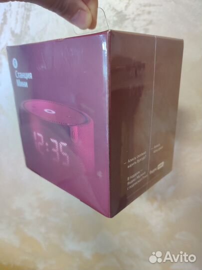 Умная колонка Яндекс Станция Мини с часами Алисой