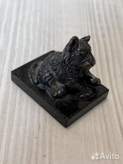 Тигренок из серебра на граните