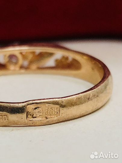 Золотое кольцо с бриллиантом