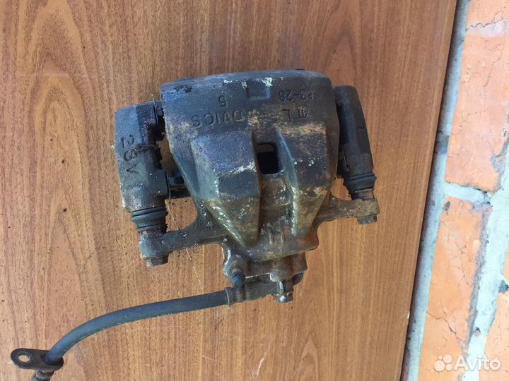 Суппорт передний левый Toyota Camry v40