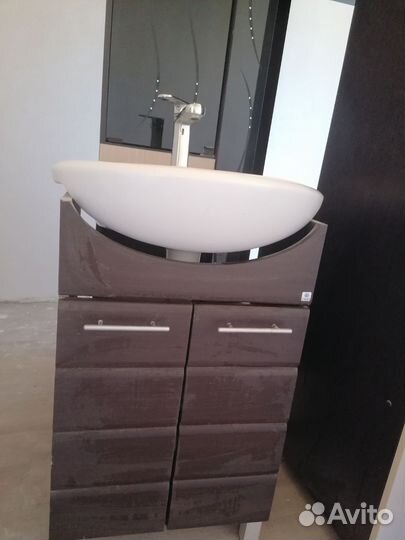 Тумба для ванной с раковиной,смесителем,зеркалом