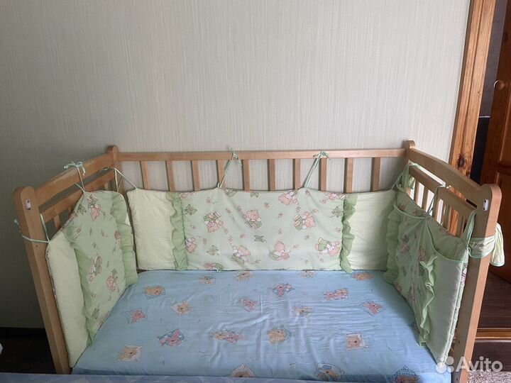 Детская кроватка с маятником