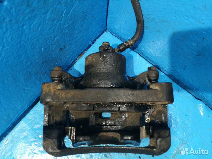 Суппорт передний правый Ниссан Жук