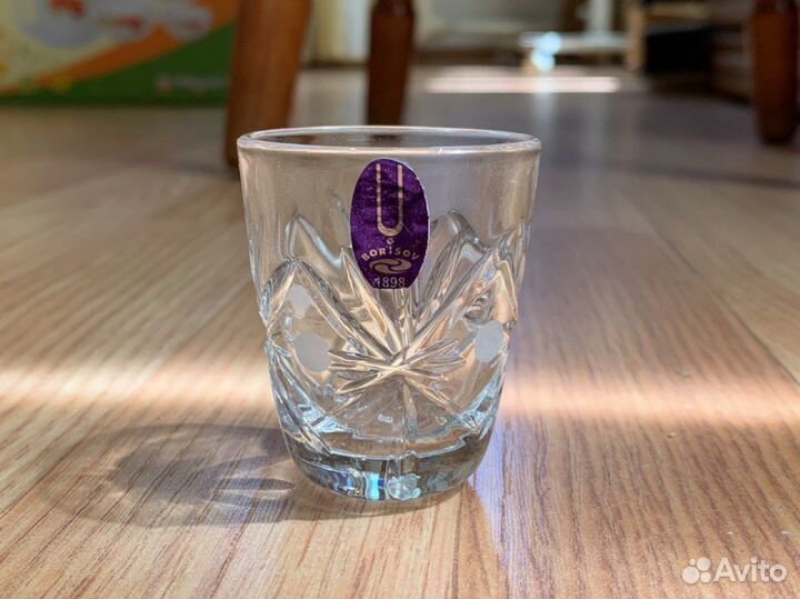 Домашний бар из хрусталя на деревянной подставке