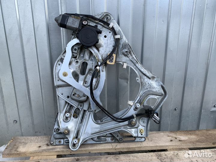 Стеклоподъемник задний левый BMW E31 840Ci 850Ci