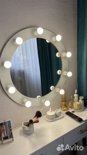 Гримерное зеркало с лампочками