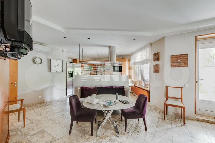 Дом 490 м² на участке 25 сот.