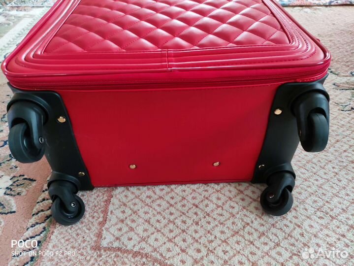 Чемодан на колесах новый