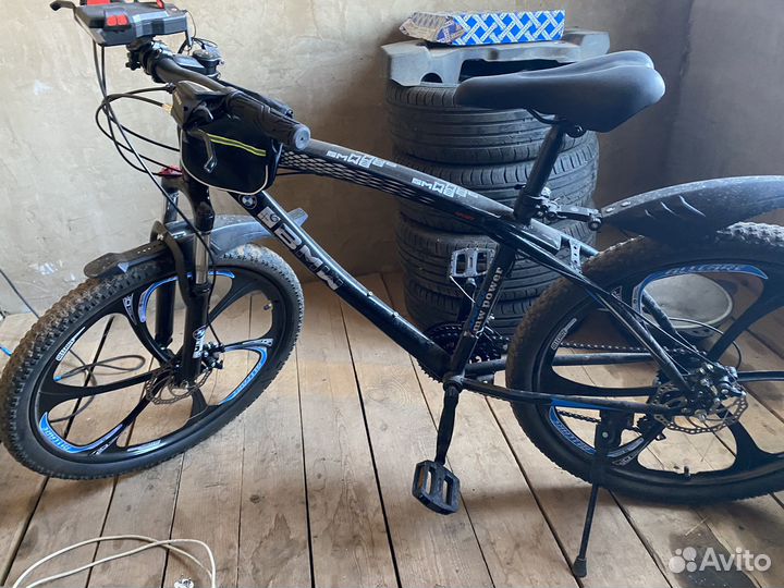 Велосипед на литых дисках BMW