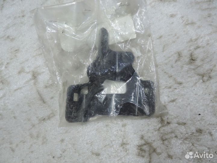 Кронштейн передней панели Mazda 3 2009 - 2013