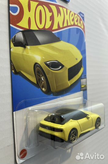 Машинка базовая Hot Wheels Nissan Z Proto желтый