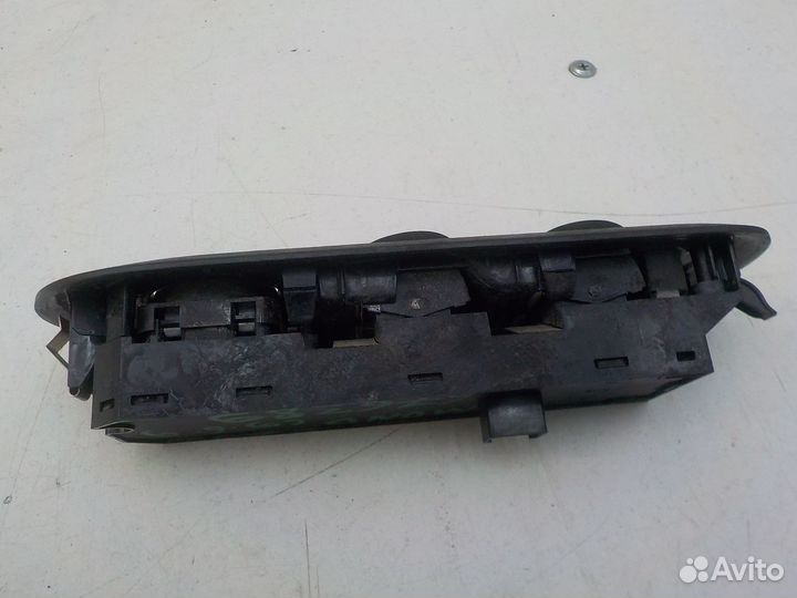 Блок управления стеклоподъемниками на Ford Mondeo