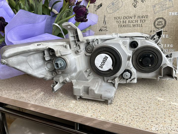 Левая фара на Toyota camry