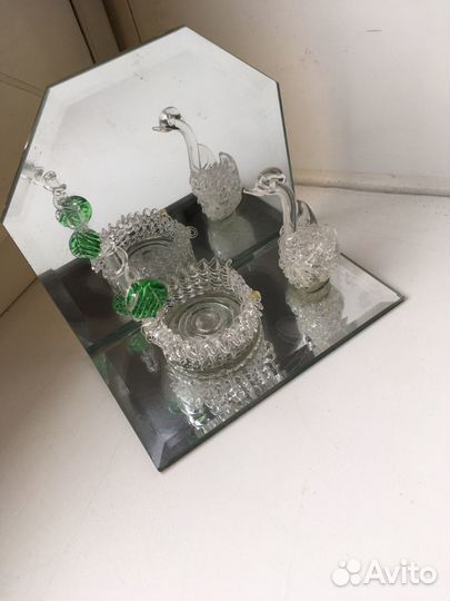 Фигурка лебедь из стекла и краб