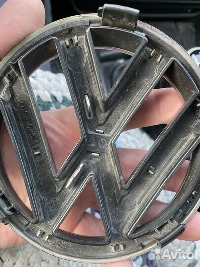 Эмблема volkswagen в решетку радиатора polo