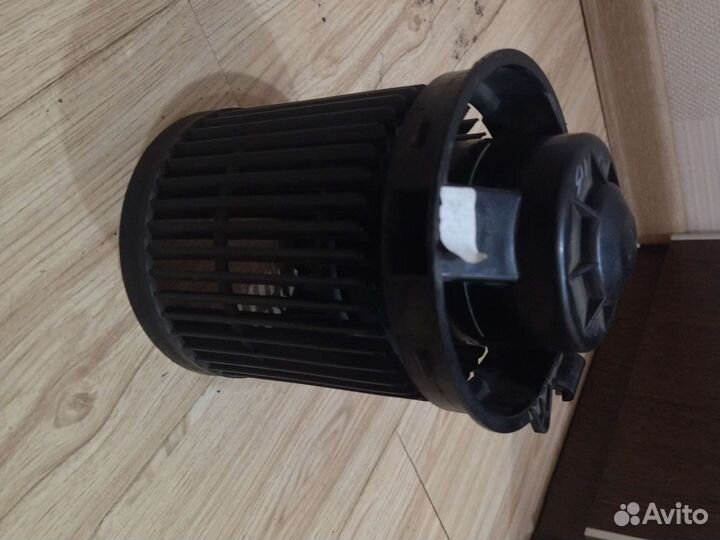 Моторчик системы вентиляции на ниссан жук