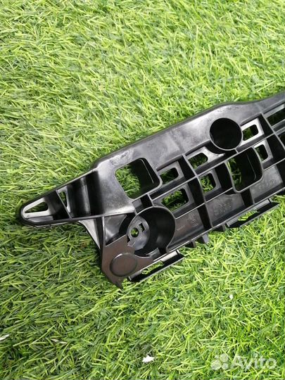 Крепление бампера переднее правое Lexus Es350