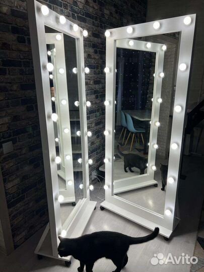 Гримерное зеркало с лампочками
