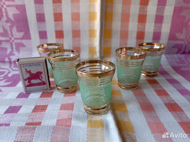 Цветное стекло: рюмки, варенница, салатник, цветы