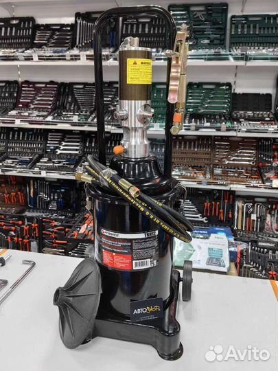 Нагнетатель смазки пневматический 12 л