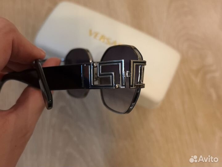 Солнцезащитные очки versace