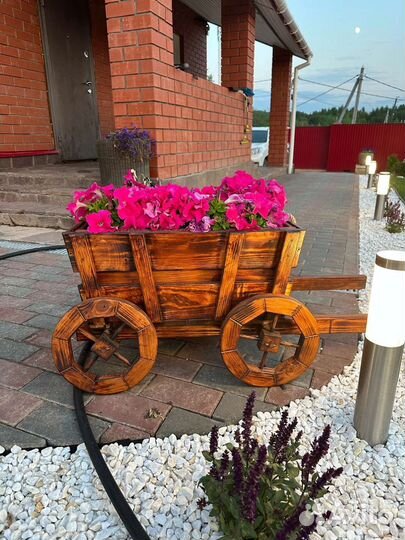 Декоративная садовая телега
