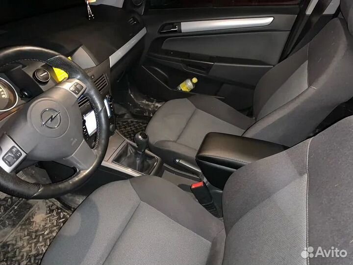 Подлокотник Opel Astra H 2004-2011г в подстаканник