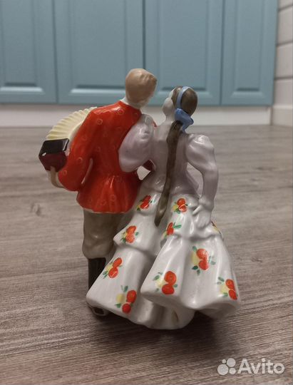 Фарфоровая статуэтка 
