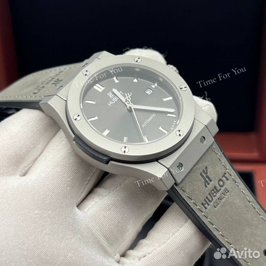 Шикарные серые часы Hublot