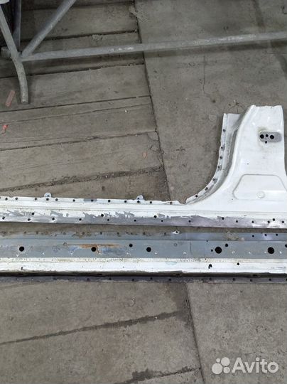 Порог левый Toyota Land Cruiser 200
