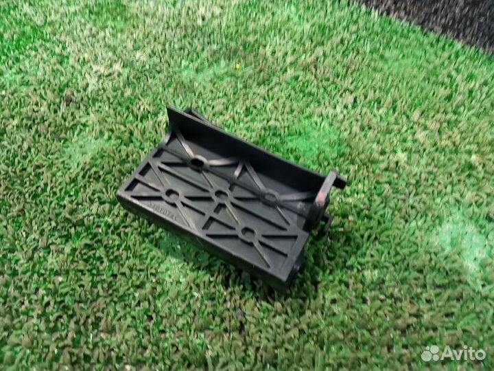 Крепление решетки бампера переднего правое Toyota