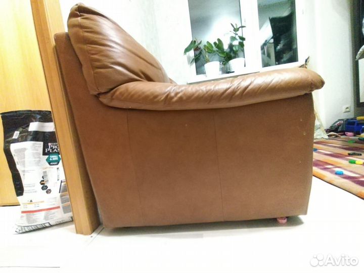 Кожаный диван