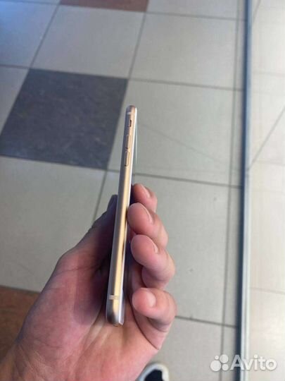 Телефон iPhone 8