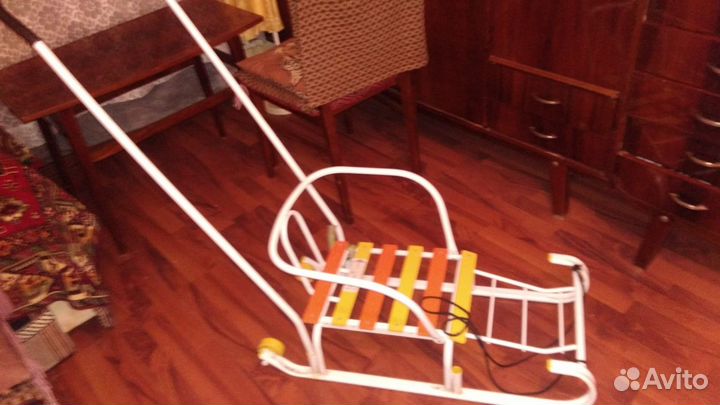 Санки на колесах с длинной ручкой, (ручка съемная)