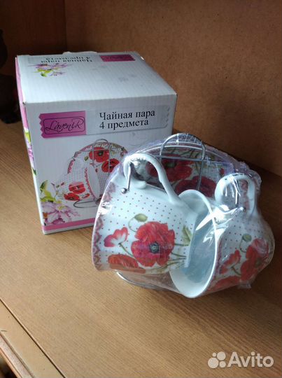 Две чайные пары на подставке