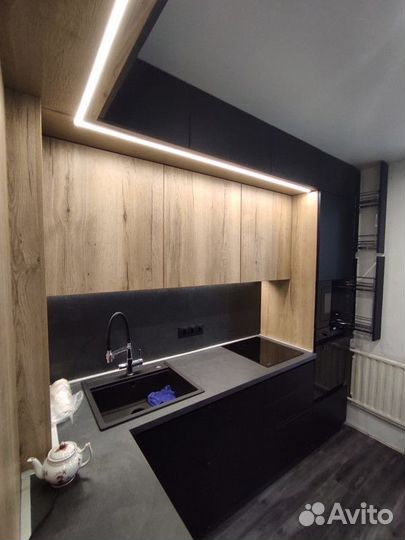 Кухонный гарнитур в три этажа в стиле 