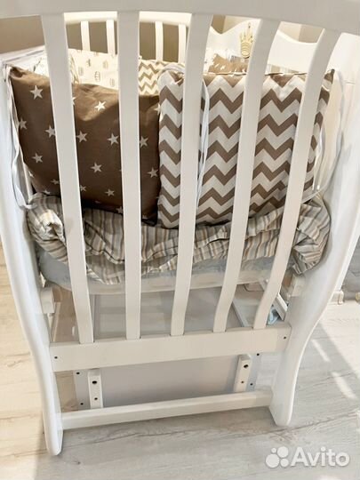 Детская кроватка с маятником