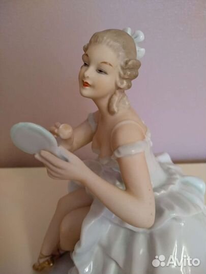 Фарфоровая фигура 