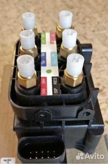 Блок клапанов пневмоподвески Mercedes W221