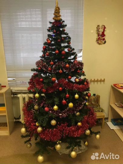Елка искусственная (возможно с игрушками)
