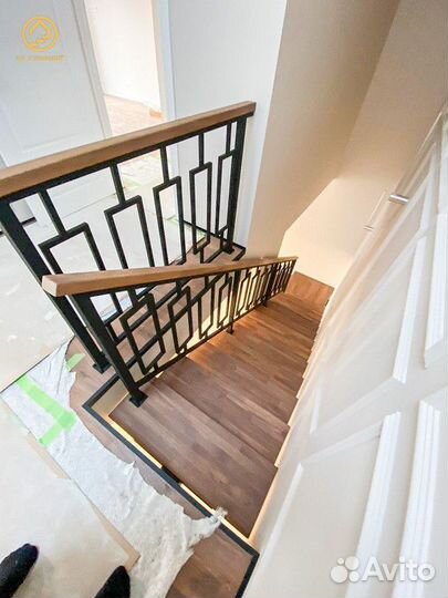 Ограждения, перила на лестницу из стекла, дерева